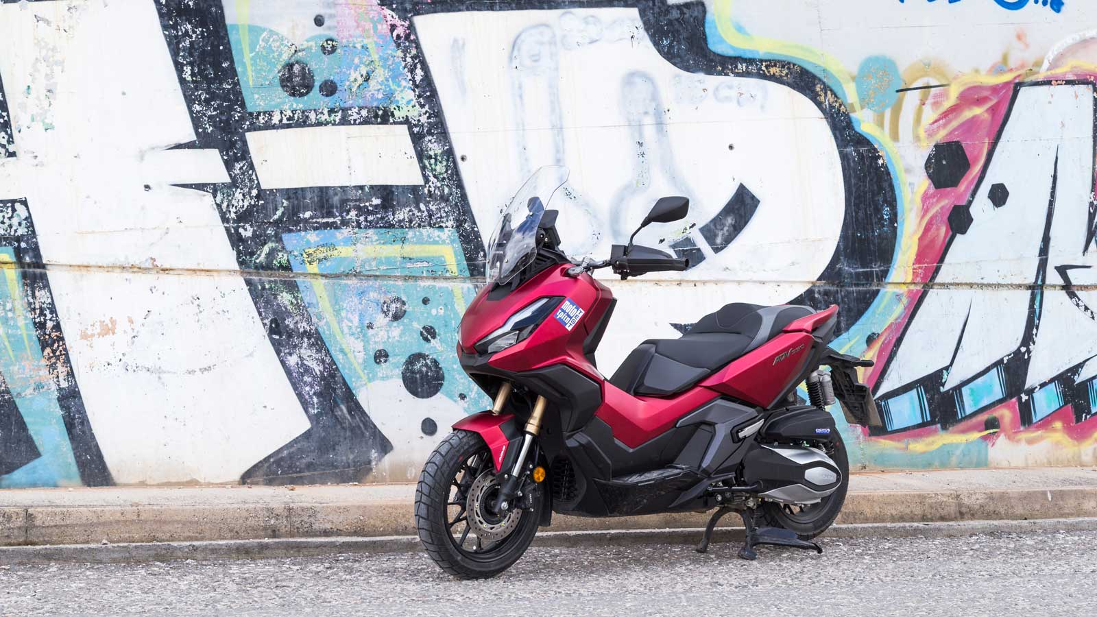 Το ADV 350 έχει κληρονομήσει τηνφιλοσοφία του μεγάλου του αδερφούΧ-ADV, με τη σύγχρονη σχεδίαση να ενσωματώνει αρκετά στοιχεία περιπέτειας. Χαρακτηριστικοί οι δύο LEDπροβολείς με φώτα ημέρα DRL, που δ